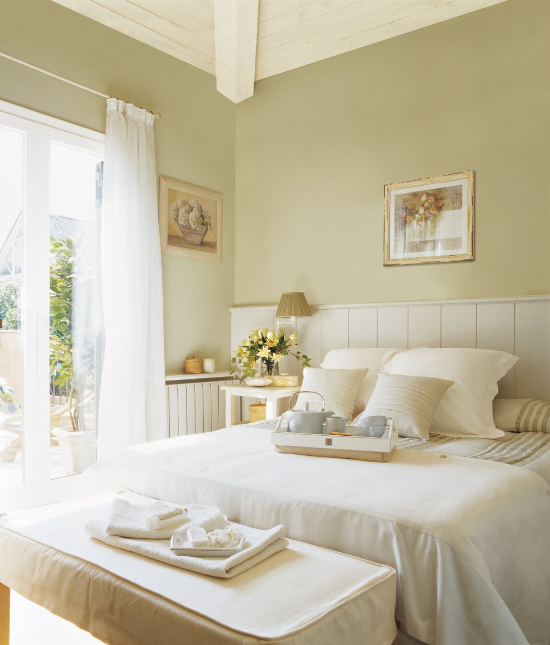 Оливковая спальня с белой мебелью